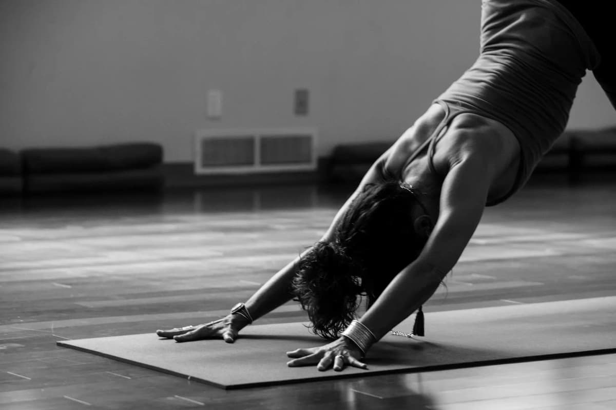 Yin Yoga am Abend — sanfte Dehnung für besseren Schlaf